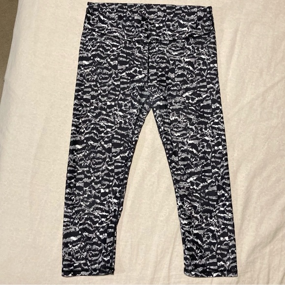 Fabletics Black and White Abstract Leggings - Picture 1 of 8